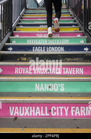 Farbenfrohe Ortsnamen auf einer öffentlichen Treppe in Vauxhall, London, England, Großbritannien Stockfoto