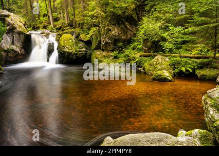 Ein Wasserfall im Schwarzwald namens Krai Woog Gumpen. Schwarzenbächletal, Dachsberg, Deutschland. Lange Belichtung. Stockfoto