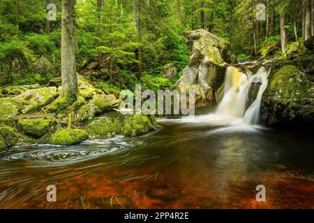 Ein Wasserfall im Schwarzwald namens Krai Woog Gumpen. Schwarzenbächletal, Dachsberg, Deutschland. Lange Belichtung. Stockfoto