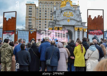 Kiew, Ukraine. 21. April 2023. Die Menschen nehmen an einer Abschiedszeremonie für den ehemaligen Stellvertreter der Verkhowna Rada der Ukraine und Oleg Barna der ukrainischen Streitkräfte auf dem Unabhängigkeitsplatz Teil. Abschiedszeremonie für den ehemaligen Stellvertreter der ukrainischen Werchowna Rada und den ukrainischen Streitkämpfer Oleg Barna und seinen Bruder Valery Dorokhova. Oleg Barna starb am 18. April 2023 und diente im zweiten Bataillon der 68. Separaten Jagdbrigade im westlichen Teil von Pawliwka in der Ostukraine. Kredit: SOPA Images Limited/Alamy Live News Stockfoto