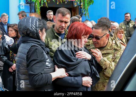 Kiew, Ukraine. 21. April 2023. Eine Frau trauert während der Abschiedsfeier für den ehemaligen Stellvertreter der ukrainischen Werchowna Rada und Oleg Barna von den ukrainischen Streitkräften. Abschiedszeremonie für den ehemaligen Stellvertreter der ukrainischen Werchowna Rada und den ukrainischen Streitkämpfer Oleg Barna und seinen Bruder Valery Dorokhova. Oleg Barna starb am 18. April 2023 und diente im zweiten Bataillon der 68. Separaten Jagdbrigade im westlichen Teil von Pawliwka in der Ostukraine. Kredit: SOPA Images Limited/Alamy Live News Stockfoto