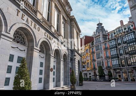 Oviedo, Spanien, 20. März 2023: Hauptfassade des berühmten Campoamor-Theaters, in dem die Prinzessin von Asturien verliehen wird. Stockfoto