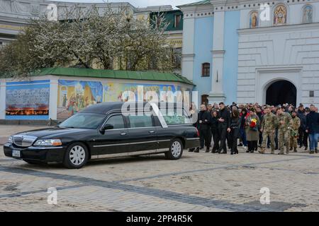 Kiew, Ukraine. 21. April 2023. Autos, die die Särge gefallener Soldaten, Oleg Barna und Valery Chodorov während der Abschiedszeremonie im Kloster Mykhailivskyi-Zolotoverkhi trugen. Abschiedszeremonie für den ehemaligen Stellvertreter der ukrainischen Werchowna Rada und den ukrainischen Streitkämpfer Oleg Barna und seinen Bruder Valery Dorokhova. Oleg Barna starb am 18. April 2023 und diente im zweiten Bataillon der 68. Separaten Jagdbrigade im westlichen Teil von Pawliwka in der Ostukraine. Kredit: SOPA Images Limited/Alamy Live News Stockfoto