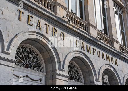 Oviedo, Spanien, 20. März 2023: Hauptfassade des berühmten Campoamor-Theaters, in dem die Prinzessin von Asturien verliehen wird. Stockfoto