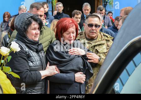 Kiew, Ukraine. 21. April 2023. Eine Frau trauert während der Abschiedsfeier für den ehemaligen Stellvertreter der ukrainischen Werchowna Rada und Oleg Barna von den ukrainischen Streitkräften. Abschiedszeremonie für den ehemaligen Stellvertreter der ukrainischen Werchowna Rada und den ukrainischen Streitkämpfer Oleg Barna und seinen Bruder Valery Dorokhova. Oleg Barna starb am 18. April 2023 und diente im zweiten Bataillon der 68. Separaten Jagdbrigade im westlichen Teil von Pawliwka in der Ostukraine. Kredit: SOPA Images Limited/Alamy Live News Stockfoto