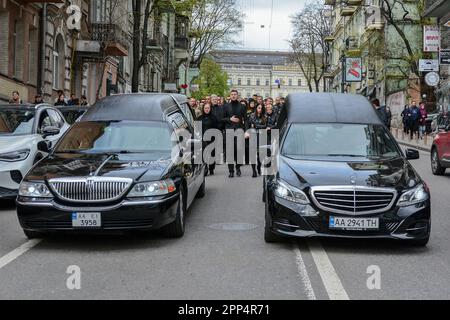 Kiew, Ukraine. 21. April 2023. Autos, die die Särge gefallener Soldaten, Oleg Barna und Valery Chodorov während der Abschiedszeremonie im Kloster Mykhailivskyi-Zolotoverkhi trugen. Abschiedszeremonie für den ehemaligen Stellvertreter der ukrainischen Werchowna Rada und den ukrainischen Streitkämpfer Oleg Barna und seinen Bruder Valery Dorokhova. Oleg Barna starb am 18. April 2023 und diente im zweiten Bataillon der 68. Separaten Jagdbrigade im westlichen Teil von Pawliwka in der Ostukraine. Kredit: SOPA Images Limited/Alamy Live News Stockfoto