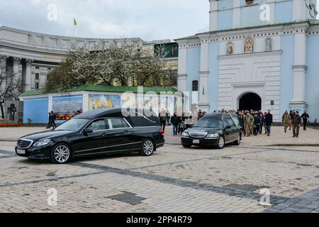 Kiew, Ukraine. 21. April 2023. Autos, die die Särge gefallener Soldaten, Oleg Barna und Valery Chodorov während der Abschiedszeremonie im Kloster Mykhailivskyi-Zolotoverkhi trugen. Abschiedszeremonie für den ehemaligen Stellvertreter der ukrainischen Werchowna Rada und den ukrainischen Streitkämpfer Oleg Barna und seinen Bruder Valery Dorokhova. Oleg Barna starb am 18. April 2023 und diente im zweiten Bataillon der 68. Separaten Jagdbrigade im westlichen Teil von Pawliwka in der Ostukraine. Kredit: SOPA Images Limited/Alamy Live News Stockfoto