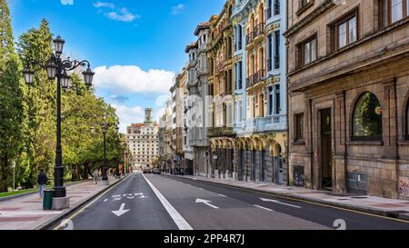 Oviedo, Spanien, 20. März 2023: Hauptstraße der Stadt Oviedo im Zentrum mit historischen Gebäuden in markanten Farben. Stockfoto