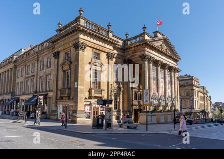 The Theatre Royal, ein ikonisches neoklassizistisches Gebäude in der Grey Street im Stadtzentrum von Newcastle upon Tyne, Großbritannien. Stockfoto