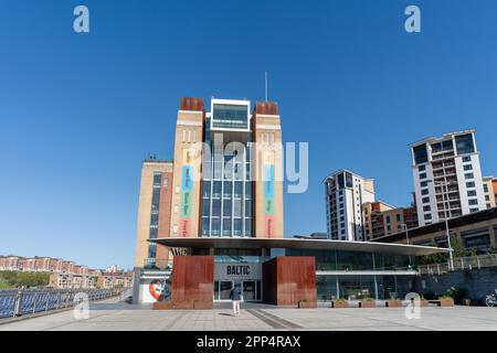 Blick auf das Baltic Centre for Contemporary Art in Gateshead, Großbritannien - eine Galerie in einer umgebauten Fabrik Stockfoto