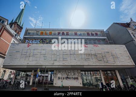 Lübeck, Deutschland, 17. April 2023: Verlassenes Gebäude eines bankrotten Kaufhauses im Stadtzentrum, jetzt mit Graffiti und Kunstinstallation, der sh Stockfoto