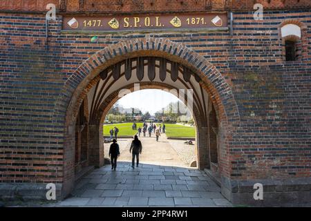 Lübeck, Deutschland, 17. April 2023: Eingangsbogen des Lübeck Holstentor (Holstentor), berühmtes historisches Wahrzeichen der gotischen Ziegelarchitektur von Med Stockfoto