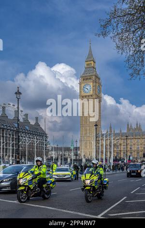 LONDON - April 2023: Polizeibeamte der Metropolitan Police Service Officers haben Dienst, der Big Ben Uhrenturm. Es ist eines der bekanntesten Symbole von London und der Stockfoto