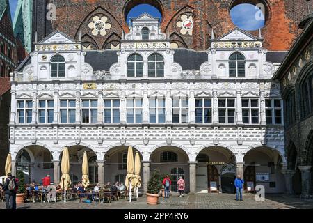 Lübeck, Deutschland, 17. April 2023: Renaissancefassade des historischen Rathauses von Lübeck vor anderen historischen Bauten in Ziegelarchitektur im ma Stockfoto