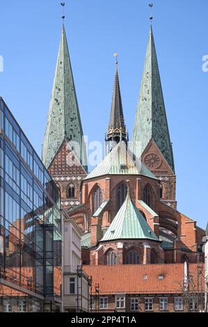 Lübeck Marienkirche oder St. Mary Church, historische mittelalterliche Basilika, erbaut im norddeutschen Ziegelgotik mit zwei monumentalen Türmen, von Westen aus gesehen Stockfoto