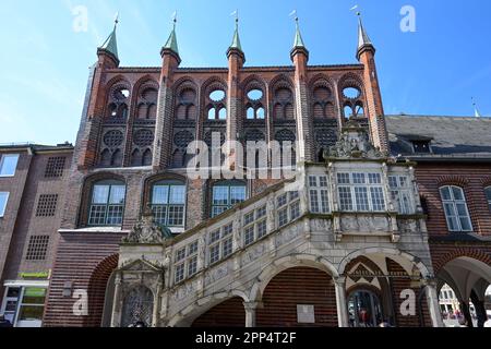 Lübeck, Deutschland, 17. April 2023: Teil des historischen lübeck Rathauses mit verglaster Renaissance-Treppe in der Altstadt der hansestadt, Mix o Stockfoto