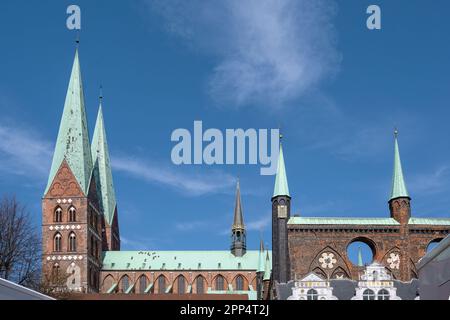 Marienkirche Lübeck (Marienkirche) und ein Teil des historischen Rathauses, beide in Backsteinarchitektur in der Altstadt der hansestadt gegen A Stockfoto