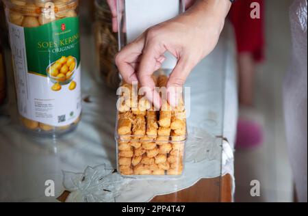 Jakarta, Indonesien-15. April 2023: Nahaufnahme der Hand, die Kaasstengels nimmt. Stockfoto