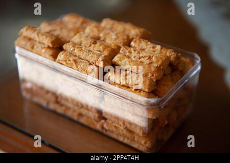 Kaasstengels-Kuchen in einer Schachtel aus Plastik, Kaastengel oder kue keju, wie sie in den Niederlanden und Indonesien üblich sind Stockfoto