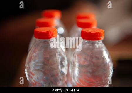 Nahaufnahme von Mineralwasserflaschen, selektiver Fokus. Stockfoto