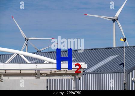 Wasserstofftankstelle in Antwerpen, für Pkw und Lkw, H2-Buchstaben, Windturbine im Hafen, Belgien Stockfoto