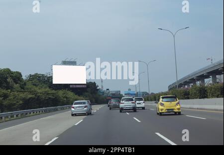 Jakarta, Indonesien - 14. April 2023: Leere Werbetafeln auf dem Highway Stockfoto