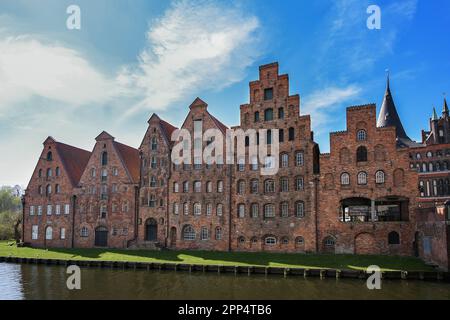 Salzspeicher, Lübeck, Deutschland, historische Backsteingebäude an der Trave, Wahrzeichen, Touristenattraktion und berühmtes Reiseziel Stockfoto