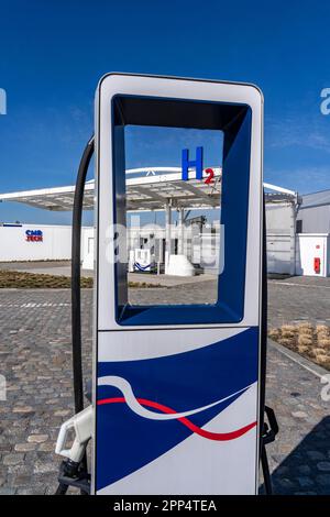 Wasserstofftankstelle in Antwerpen, für Pkw und Lkw, H2 Buchstaben, 350-KW-Schnellladestation für E-Cars, Belgien Stockfoto