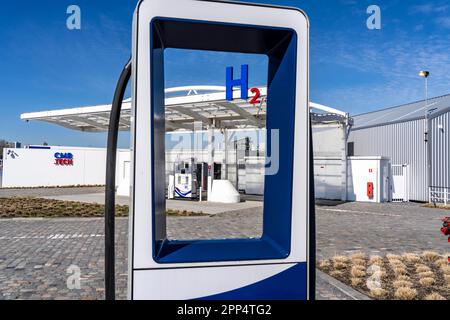 Wasserstofftankstelle in Antwerpen, für Pkw und Lkw, H2 Buchstaben, 350-KW-Schnellladestation für E-Cars, Belgien Stockfoto