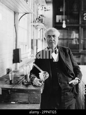 Thomas Edison im Labor mit Edison-Effekt-Glühbirnen. c 1919. New Jersey. Stockfoto