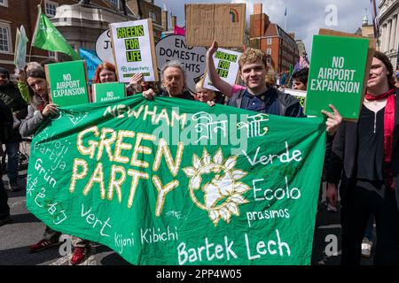 London, Großbritannien. 21. April 2023. Die Mitglieder der Grünen Partei Newham nehmen am ersten von vier Tagen der von Extinction Rebellion (XR) organisierten Klimaproteste Teil. Die Organisatoren erwarten, dass die Proteste, die von einer Koalition aus über 200 Gruppen und Organisationen unterstützt werden, die größten jemals in Großbritannien gegen den Klimawandel sind. Kredit: Mark Kerrison/Alamy Live News Stockfoto