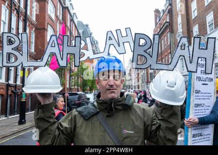 London, Großbritannien. 21. April 2023. An den ersten vier Tagen der von Extinction Rebellion (XR) organisierten Klimaprotestaktivitäten des Großen Eins nimmt ein Klimaaktivist Teil. Die Organisatoren erwarten, dass die Proteste, die von einer Koalition aus über 200 Gruppen und Organisationen unterstützt werden, die größten jemals in Großbritannien gegen den Klimawandel sind. Kredit: Mark Kerrison/Alamy Live News Stockfoto