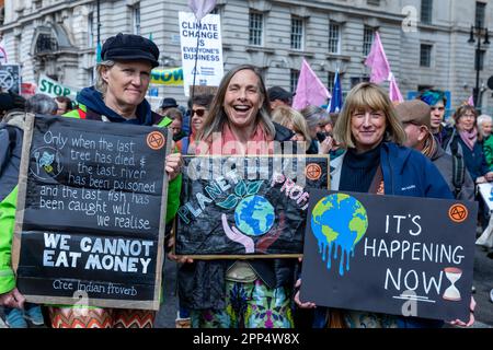 London, Großbritannien. 21. April 2023. Klimaschutzaktivisten nehmen am ersten von vier Tagen der von Extinction Rebellion (XR) organisierten Klimaproteste Teil. Die Organisatoren erwarten, dass die Proteste, die von einer Koalition aus über 200 Gruppen und Organisationen unterstützt werden, die größten jemals in Großbritannien gegen den Klimawandel sind. Kredit: Mark Kerrison/Alamy Live News Stockfoto