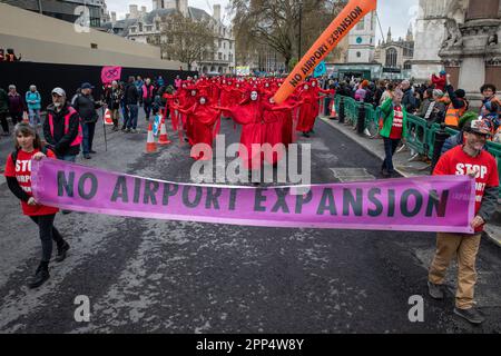 London, Großbritannien. 21. April 2023. Extinction Rebellion Red Rebellion nehmen am ersten von vier Tagen des von Extinction Rebellion (XR) organisierten Big One Climate Protest an einem Aviation March Teil. Die Organisatoren erwarten, dass die Proteste, die von einer Koalition aus über 200 Gruppen und Organisationen unterstützt werden, die größten jemals in Großbritannien gegen den Klimawandel sind. Kredit: Mark Kerrison/Alamy Live News Stockfoto