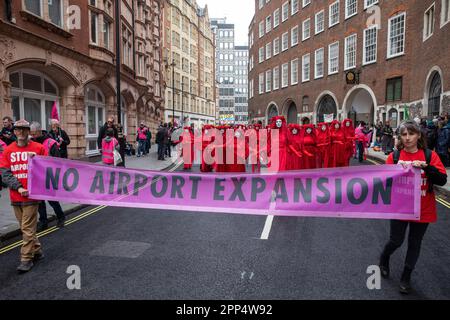 London, Großbritannien. 21. April 2023. Extinction Rebellion Red Rebellion nehmen am ersten von vier Tagen des von Extinction Rebellion (XR) organisierten Big One Climate Protest an einem Aviation March Teil. Die Organisatoren erwarten, dass die Proteste, die von einer Koalition aus über 200 Gruppen und Organisationen unterstützt werden, die größten jemals in Großbritannien gegen den Klimawandel sind. Kredit: Mark Kerrison/Alamy Live News Stockfoto