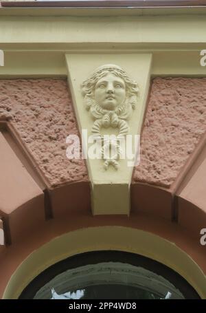 Mascaron, ein dekoratives Element des historischen Gebäudes im Zentrum von St. Petersburg Stockfoto