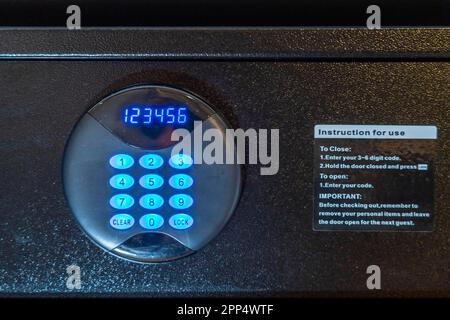 Zimmersafe im Hotel, Tastatur zur Eingabe eines 6-stelligen numerischen Codes zum Abschließen des Safes, um Wertsachen zu deponieren Stockfoto