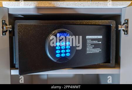 Zimmersafe im Hotel, Tastatur zur Eingabe eines 6-stelligen numerischen Codes zum Abschließen des Safes, um Wertsachen zu deponieren Stockfoto