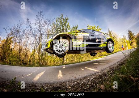 Zagreb, Kroatisch. 22. April 2023. 20 Oliver SOLBERG (SWE), Elliott EDMONDSON (GBR), SKODA FABIA RS, RC2, Rally2, Aktion während der kroatischen Rallye 2023, 4. Runde der WRC World Rally Car Championship 2023, vom 20. Bis 23. April 2023 in Zagreb, Kroatien - Foto Nikos Katikis/DPPI Credit: DPPI Media/Alamy Live News Stockfoto