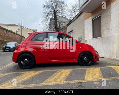 Cremona, Italien - April 2023 Red Fiat 595 Abarth Sport Kompakt-Stadtwagen parkt auf der Straße Stockfoto