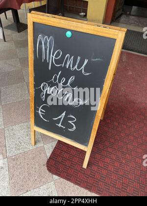 Lokales Restaurant, das täglich an Wochentagen ein spezielles Mittagsmenü für Arbeiter für 13 Euro anbietet, Emilia Romagna, Italien Stockfoto