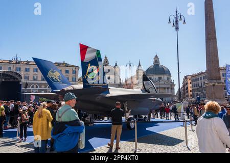 Rom, Italien, April 2023 ein Militärflugzeug F35 zum besichtigen auf der Piazza Popolo zum hunderjährigen Jubiläum der Italienischen Luftwaffe Stockfoto