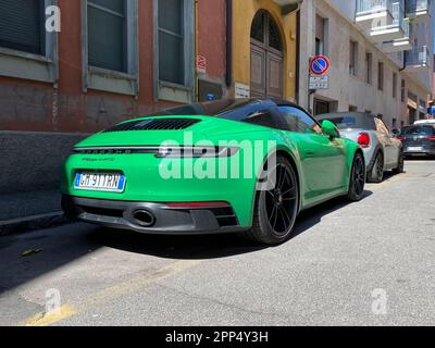 Cremona, Italien - April 2023 grün Porsche Targa 911 4 GTS Coupe Roadster Sportwagen parkt auf der Straße Stockfoto