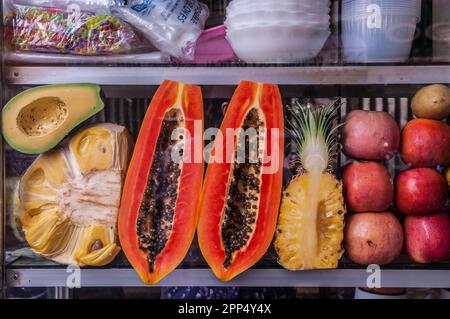 Tropische Früchte Anzeige an einer Straße Stall in der Nähe des Alten Marktes w/Papaya, Avocado, jackfruit & Ananas, Phnom Penh, Kambodscha. © kraig Lieb Stockfoto