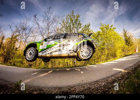 Zagreb, Kroatisch. 22. April 2023. 37 Norbert HERCZIG (HUN), Ramon FERENCZ (HUN), SKODA Fabia Evo, RC2, Rally2, Aktion während der kroatischen Rallye 2023, 4. Runde der WRC World Rally Car Championship 2023, vom 20. Bis 23. April 2023 in Zagreb, Kroatien - Foto Nikos Katikis/DPPI Credit: DPPI Media/Alamy Live News Stockfoto