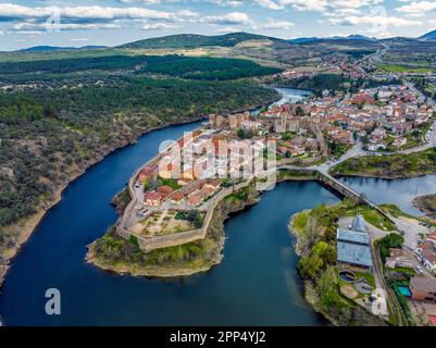 Luftaufnahme von Buitrago del Lozoya, einem gut erhaltenen historischen Dorf in der Nähe von Madrid, umgeben vom Fluss Lozoya, mit der Bergkette Guadarrama Stockfoto