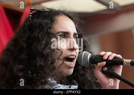 London, Großbritannien. 21. April 2023. Huda Amori, Mitbegründer von Palästina Action, spricht am 1. Tag der vier Tage der Klimaproteste vor dem Parlament zu einer Kundgebung. In Stockfoto
