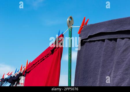 Wäsche trocknet an einer Wäscheleine mit blauem Himmel Stockfoto