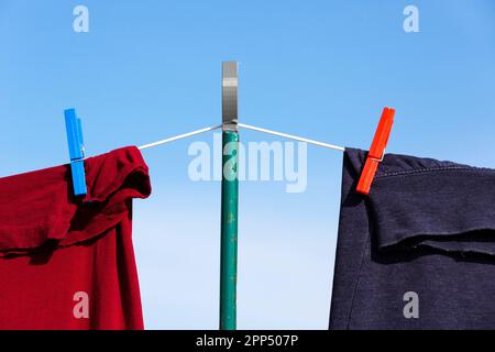 Wäsche trocknet an einer Wäscheleine mit blauem Himmel Stockfoto