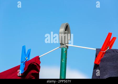 Wäsche trocknet an einer Wäscheleine mit blauem Himmel Stockfoto